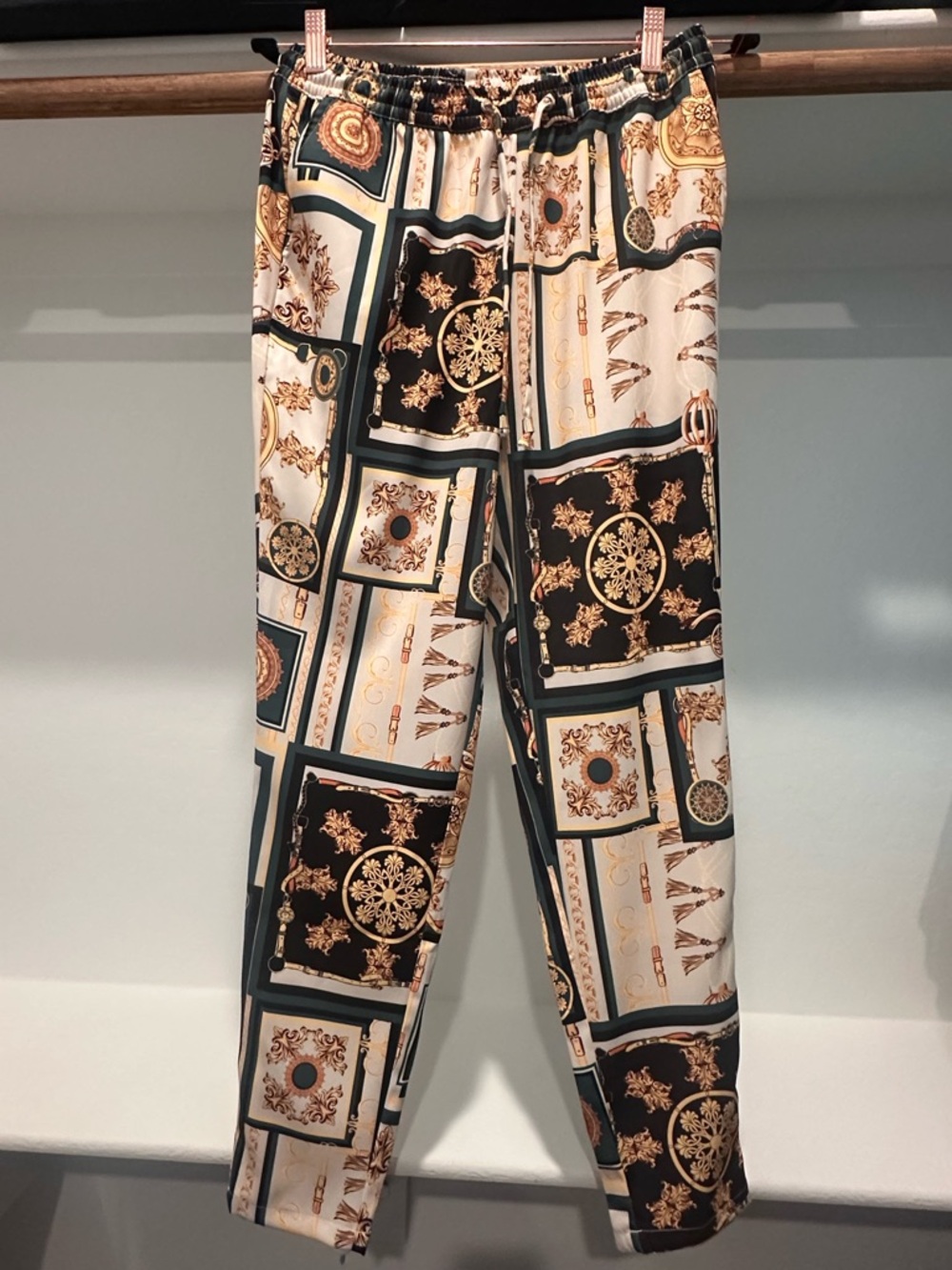Guess Baroque-Print Elastic Waist pants in Black, Cream & Gold